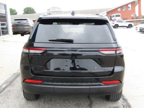 More photos of 2025 Jeep Grand Cherokee Altitude at Pettijohn Auto Center, MO