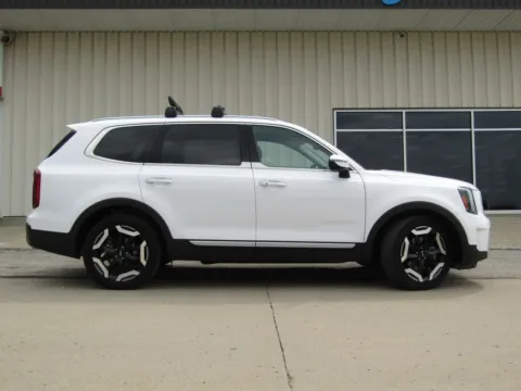 Photos of 2025 Kia Telluride S for sale in Bethany, MO at Pettijohn Auto Center