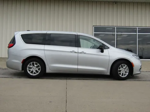 Photos of 2024 Chrysler Pacifica Touring L for sale in Bethany, MO at Pettijohn Auto Center