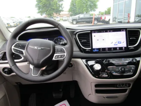 More photos of 2024 Chrysler Pacifica Touring L at Pettijohn Auto Center, MO