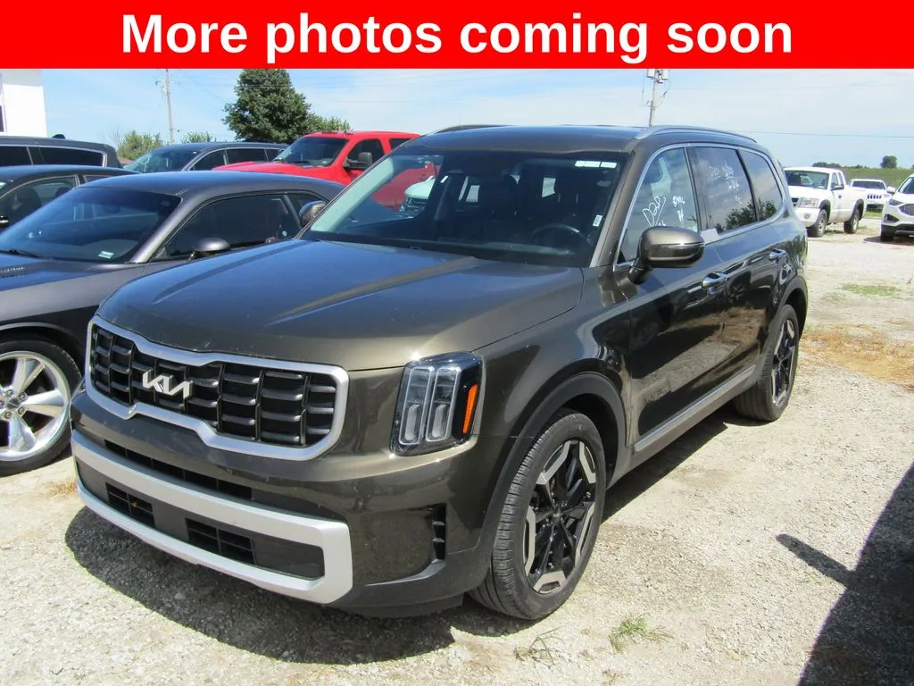 Used 2025 Kia Telluride S with VIN 5XYP6DGC3SG588543 for sale in Kansas City