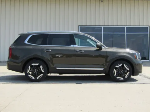 Photos of 2025 Kia Telluride S for sale in Bethany, MO at Pettijohn Auto Center