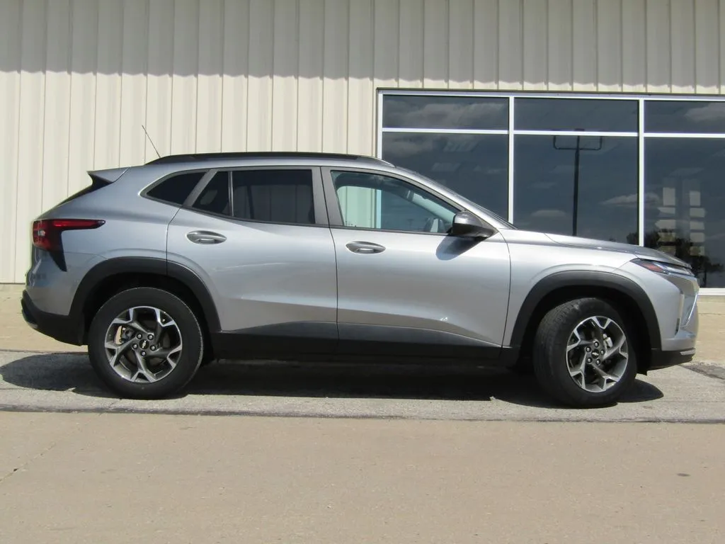 Used 2024 Chevrolet Trax LT with VIN KL77LHE29RC044862 for sale in Kansas City