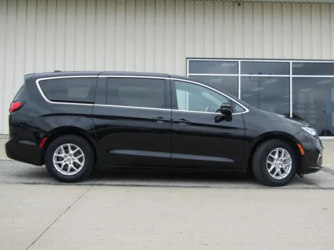 Photos of 2024 Chrysler Pacifica Touring L for sale in Bethany, MO at Pettijohn Auto Center