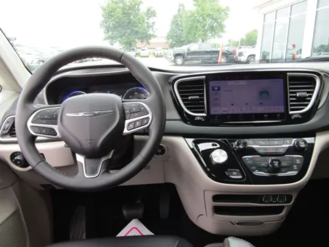 More photos of 2024 Chrysler Pacifica Touring L at Pettijohn Auto Center, MO