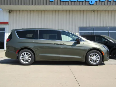 Photos of 2027 Chrysler Pacifica Select for sale in Bethany, MO at Pettijohn Auto Center