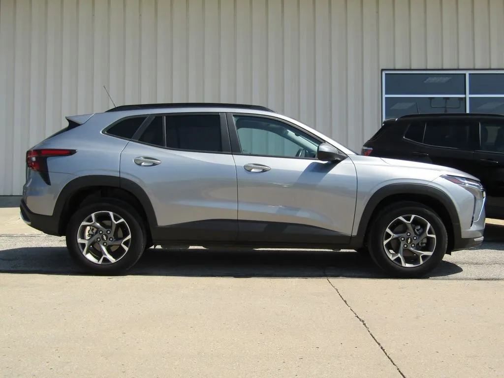 Used 2025 Chevrolet Trax LT with VIN KL77LHEPXSC236082 for sale in Kansas City