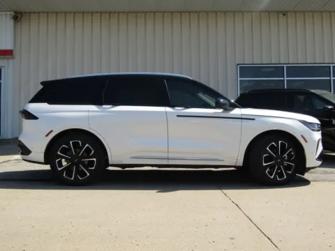 Photos of 2024 Lincoln Nautilus Reserve for sale in Bethany, MO at Pettijohn Auto Center