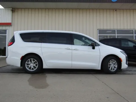 Photos of 2027 Chrysler Pacifica Select for sale in Bethany, MO at Pettijohn Auto Center
