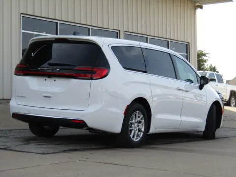 Another view of 2027 Chrysler Pacifica Select for sale in Bethany, MO at Pettijohn Auto Center