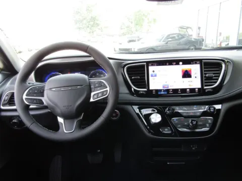 More photos of 2027 Chrysler Pacifica Select at Pettijohn Auto Center, MO