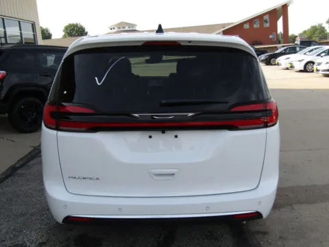 More photos of 2027 Chrysler Pacifica Select at Pettijohn Auto Center, MO