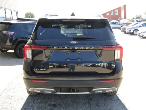 More photos of 2027 Ford Explorer Active at Pettijohn Auto Center, MO