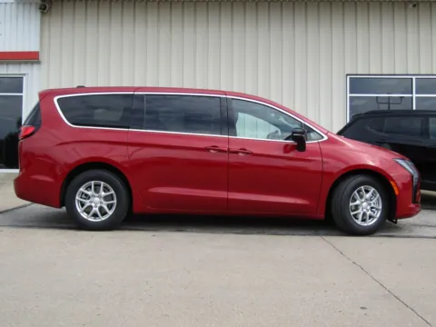 Photos of 2027 Chrysler Pacifica Select for sale in Bethany, MO at Pettijohn Auto Center