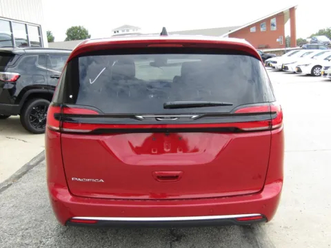 More photos of 2027 Chrysler Pacifica Select at Pettijohn Auto Center, MO