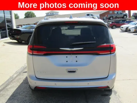 More photos of 2021 Chrysler Pacifica Touring L at Pettijohn Auto Center, MO