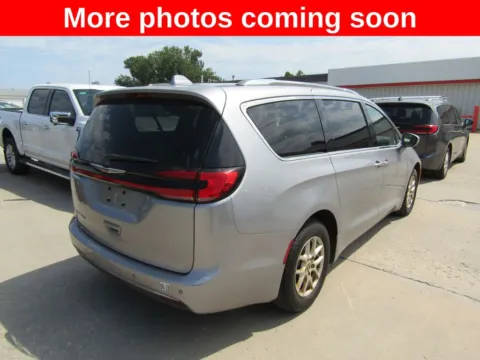 More photos of 2021 Chrysler Pacifica Touring L at Pettijohn Auto Center, MO
