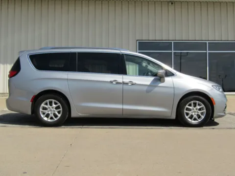 Photos of 2021 Chrysler Pacifica Touring L for sale in Bethany, MO at Pettijohn Auto Center