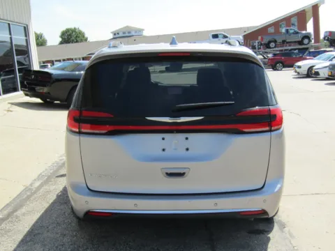 More photos of 2021 Chrysler Pacifica Touring L at Pettijohn Auto Center, MO