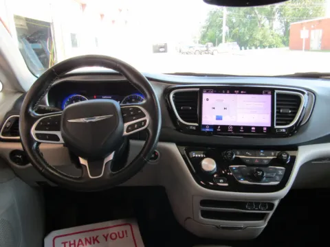 More photos of 2021 Chrysler Pacifica Touring L at Pettijohn Auto Center, MO