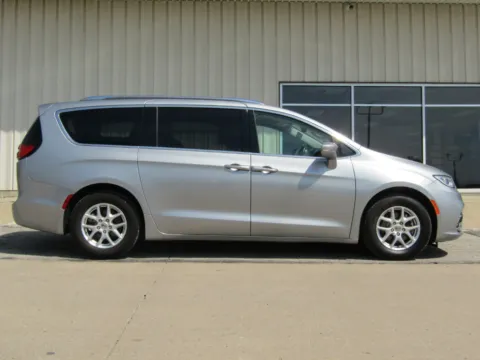 Photos of 2021 Chrysler Pacifica Touring L for sale in Bethany, MO at Pettijohn Auto Center