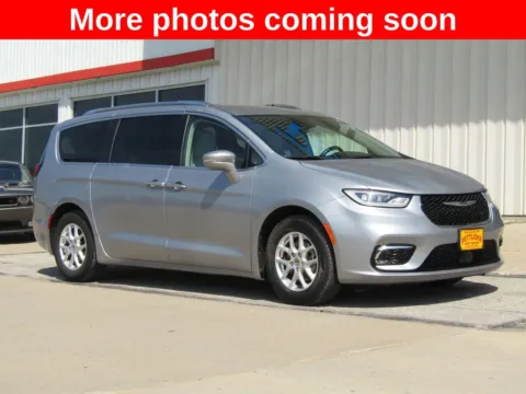 Silver 2021 Chrysler Pacifica Touring L for sale in Bethany, MO