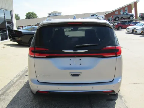 More photos of 2021 Chrysler Pacifica Touring L at Pettijohn Auto Center, MO