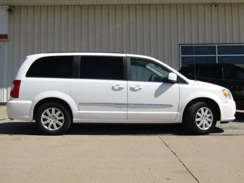 Photos of 2016 Chrysler Town & Country Touring for sale in Bethany, MO at Pettijohn Auto Center