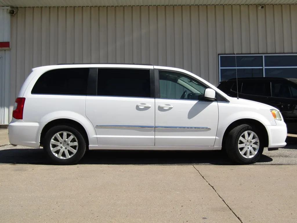 Used 2016 Chrysler Town & Country Touring with VIN 2C4RC1BGXGR293419 for sale in Kansas City
