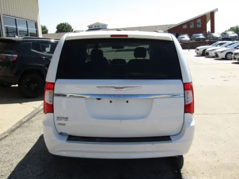 More photos of 2016 Chrysler Town & Country Touring at Pettijohn Auto Center, MO