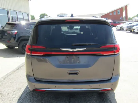 More photos of 2021 Chrysler Pacifica Touring L at Pettijohn Auto Center, MO
