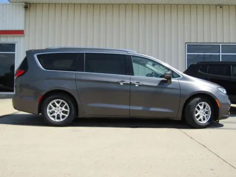 Photos of 2021 Chrysler Pacifica Touring L for sale in Bethany, MO at Pettijohn Auto Center