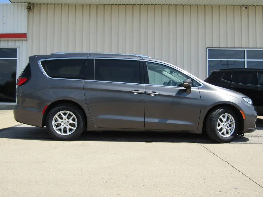 Used 2021 Chrysler Pacifica Touring L with VIN 2C4RC1BG0MR604576 for sale in Kansas City