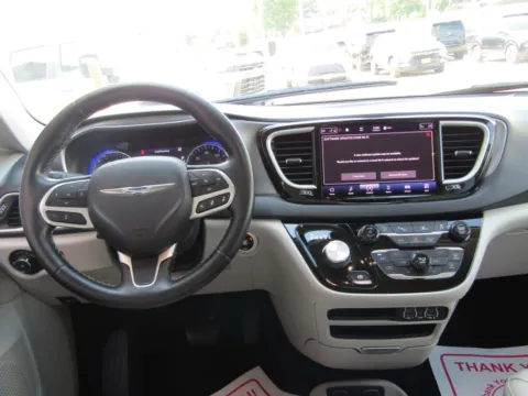 More photos of 2021 Chrysler Pacifica Touring L at Pettijohn Auto Center, MO