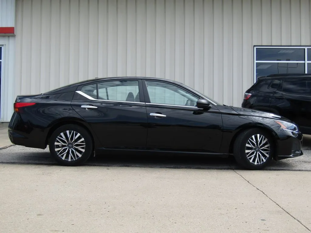 Used 2025 Nissan Altima SV with VIN 1N4BL4DV7SN398171 for sale in Kansas City