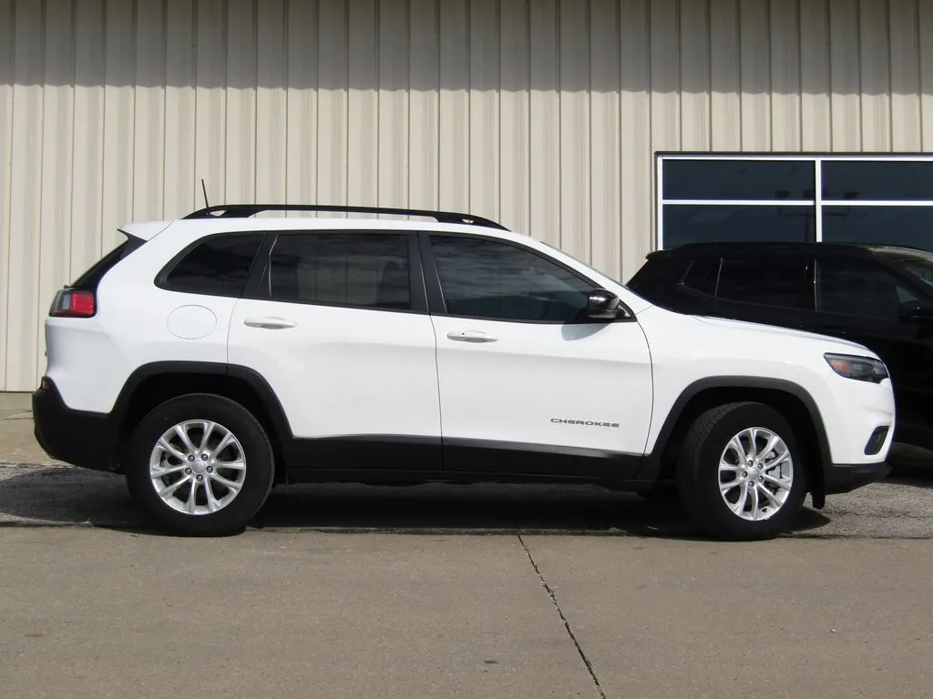 Used 2022 Jeep Cherokee Latitude Lux with VIN 1C4PJMMN6ND534712 for sale in Kansas City