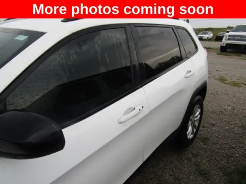 Photos of 2022 Jeep Cherokee Latitude Lux for sale in Bethany, MO at Pettijohn Auto Center