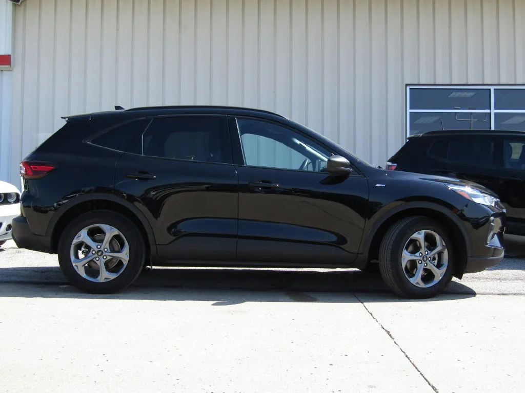 Used 2025 Ford Escape ST-Line with VIN 1FMCU9MN1SUA88138 for sale in Kansas City