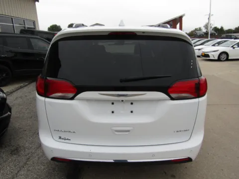 More photos of 2019 Chrysler Pacifica Limited at Pettijohn Auto Center, MO