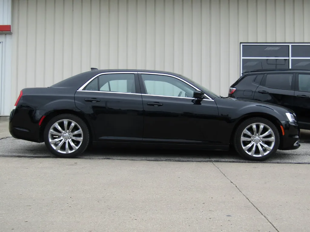 Used 2017 Chrysler 300 Limited with VIN 2C3CCAAG2HH582362 for sale in Kansas City