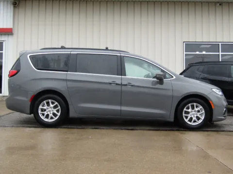Photos of 2022 Chrysler Pacifica Touring L for sale in Bethany, MO at Pettijohn Auto Center
