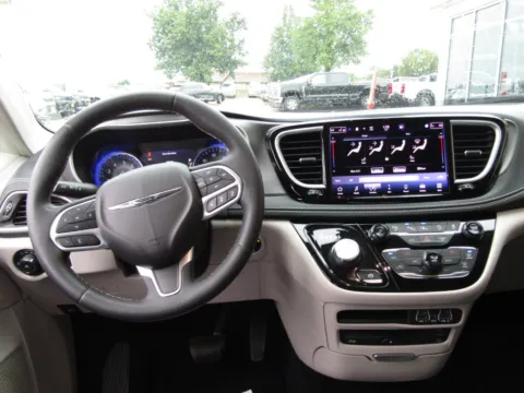 More photos of 2022 Chrysler Pacifica Touring L at Pettijohn Auto Center, MO