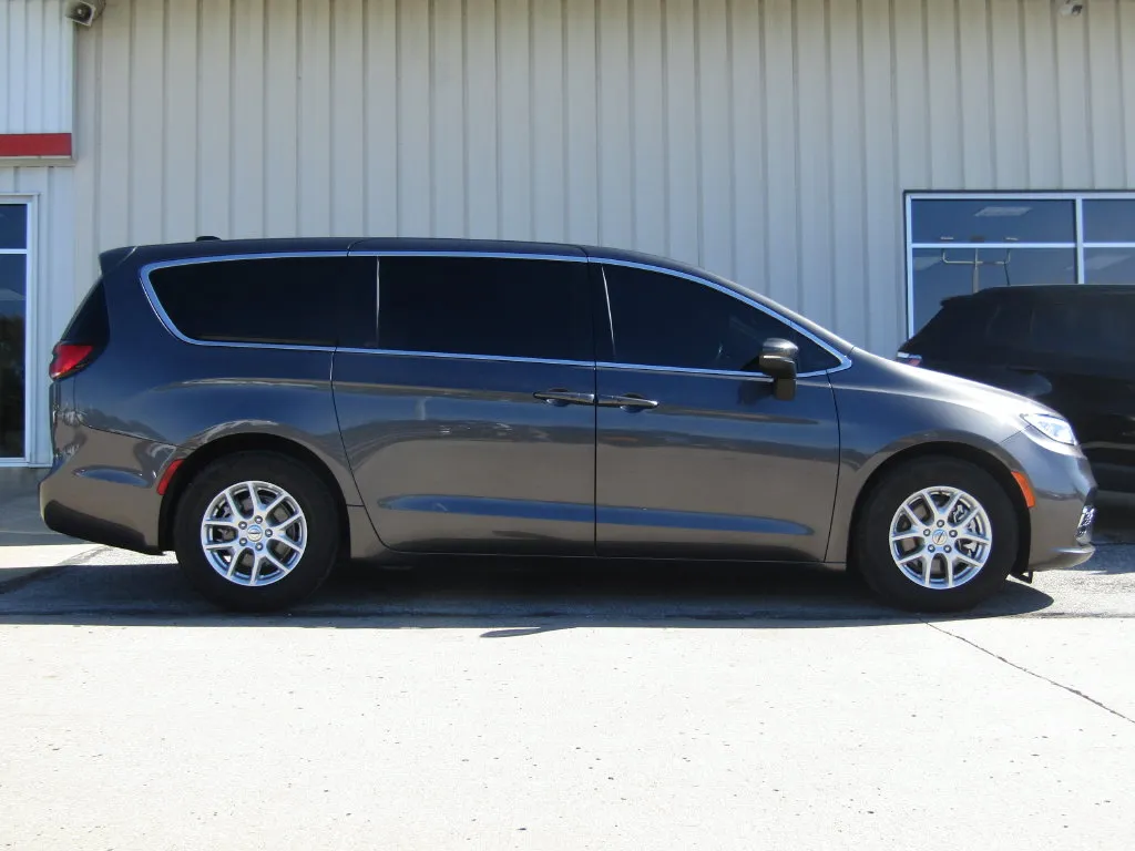 Used 2023 Chrysler Pacifica Touring L with VIN 2C4RC1BGXPR581103 for sale in Kansas City
