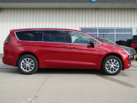 Photos of 2027 Chrysler Pacifica Select for sale in Bethany, MO at Pettijohn Auto Center