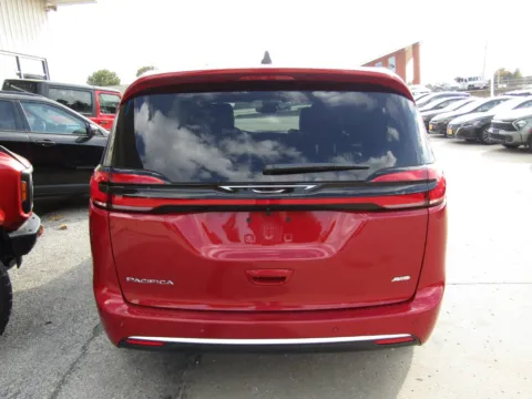 More photos of 2027 Chrysler Pacifica Select at Pettijohn Auto Center, MO