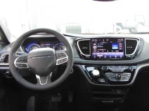 More photos of 2027 Chrysler Pacifica Select at Pettijohn Auto Center, MO