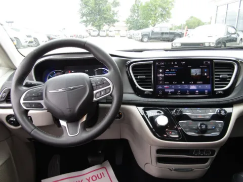 More photos of 2023 Chrysler Pacifica Hybrid Touring L at Pettijohn Auto Center, MO