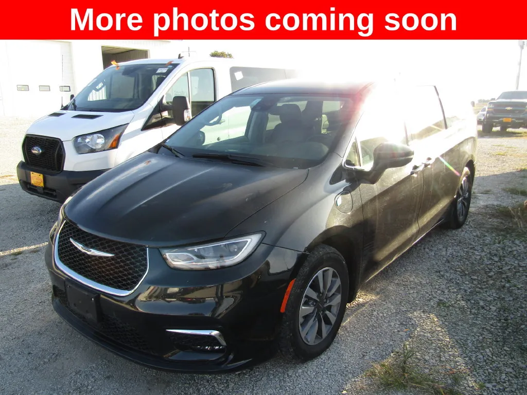 Black 2023 Chrysler Pacifica Hybrid Touring L for sale in Bethany, MO