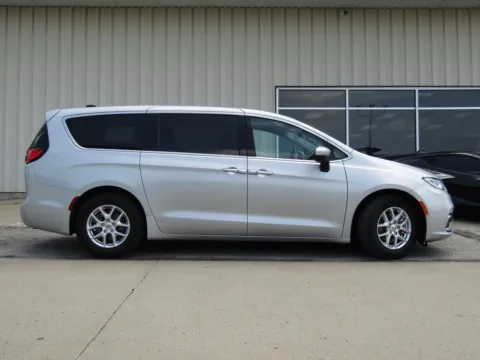 Photos of 2023 Chrysler Pacifica Touring L for sale in Bethany, MO at Pettijohn Auto Center