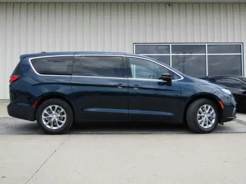 Photos of 2025 Chrysler Pacifica Select for sale in Bethany, MO at Pettijohn Auto Center